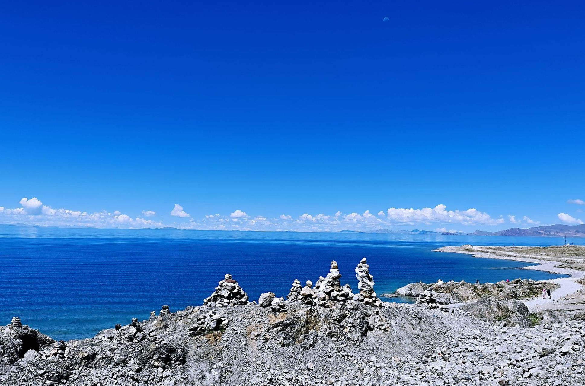 纳木错,位于西藏自治区中部,是西藏第二大湖泊,也是中国第三大的咸水