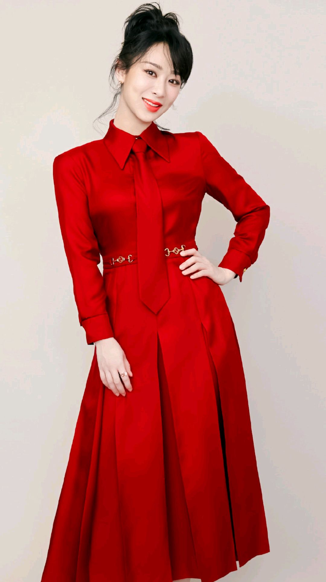 杨紫美照,身穿大红色礼服成熟又有魅力