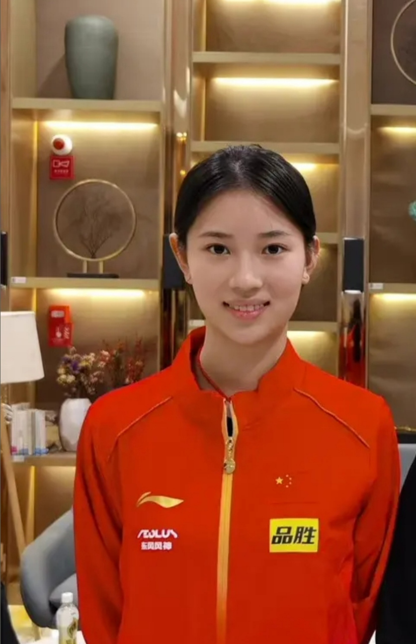 《国乒第一美女王添艺黯然走了》 据悉,近期国乒第一美女王添艺已退出