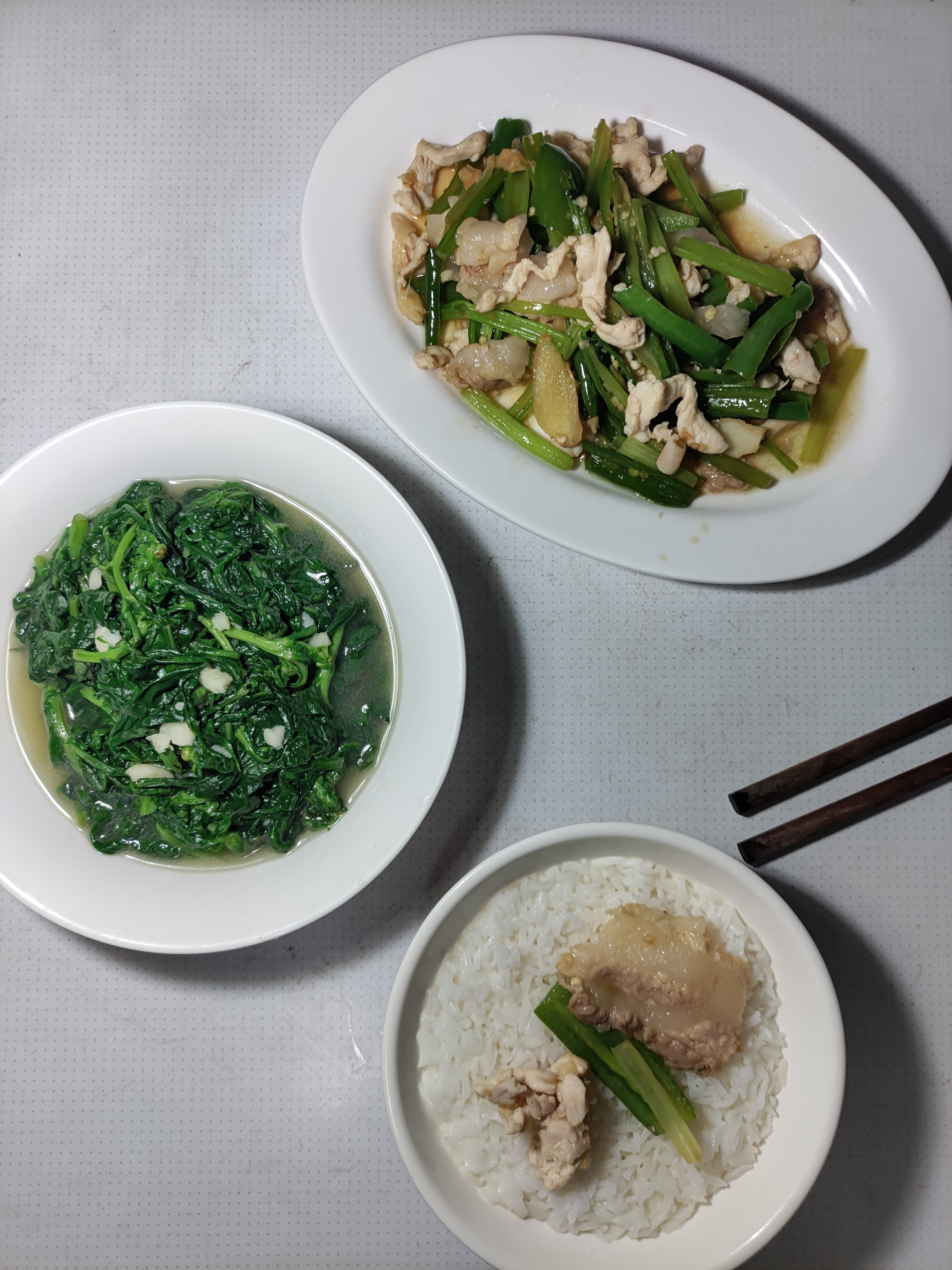 晚饭鸡丝肥肉炒青椒蒜蓉鸡油炒茼蒿米饭好好吃饭