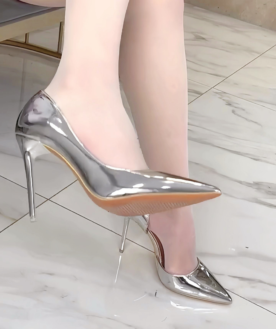 银色高跟鞋真的显白!小高跟更让我爱不释.#高跟鞋# #时尚穿搭