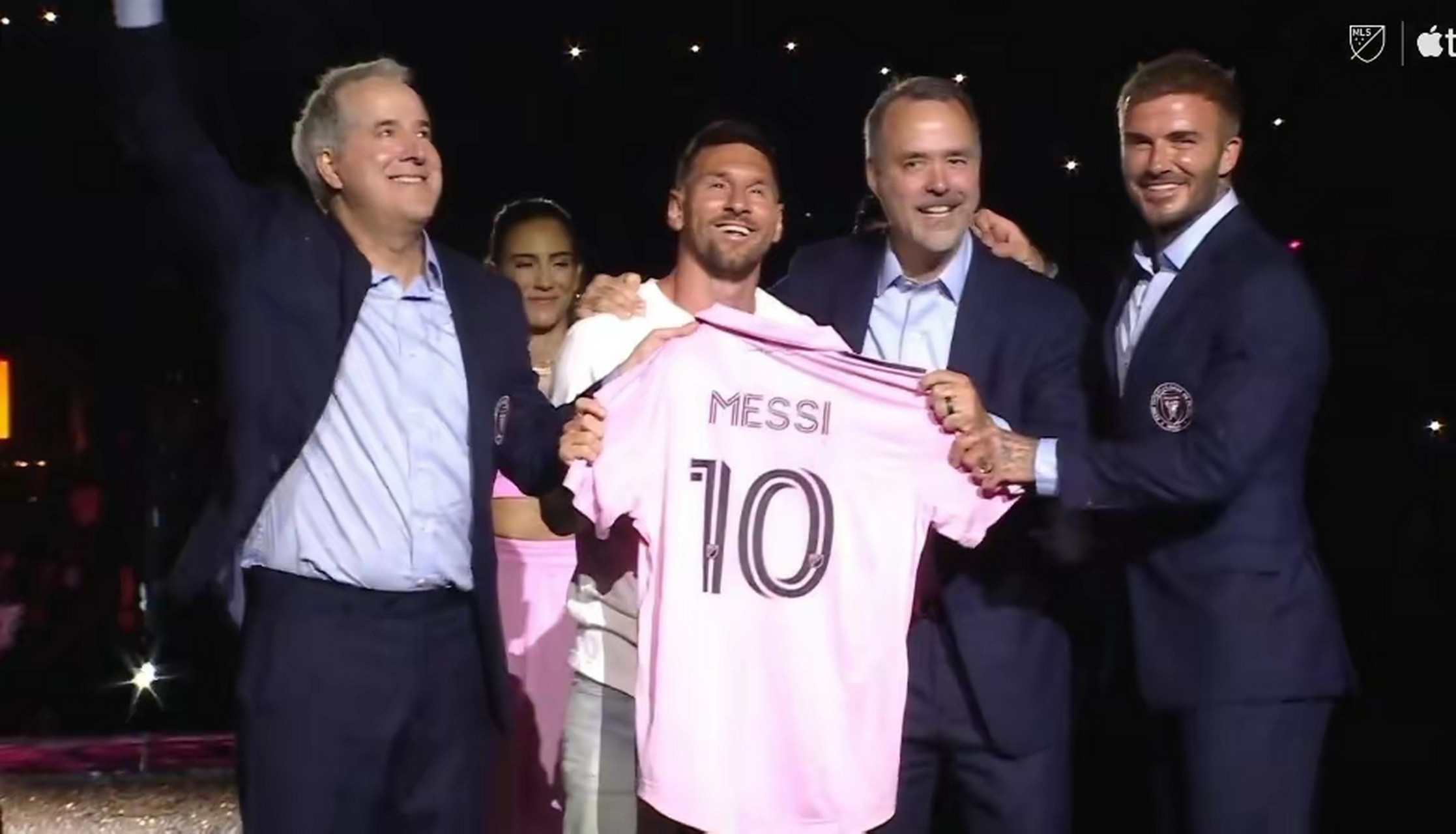 贝克汉姆和梅西的合照是历史性的合照,是皇家马德里马巨星和巴塞罗那