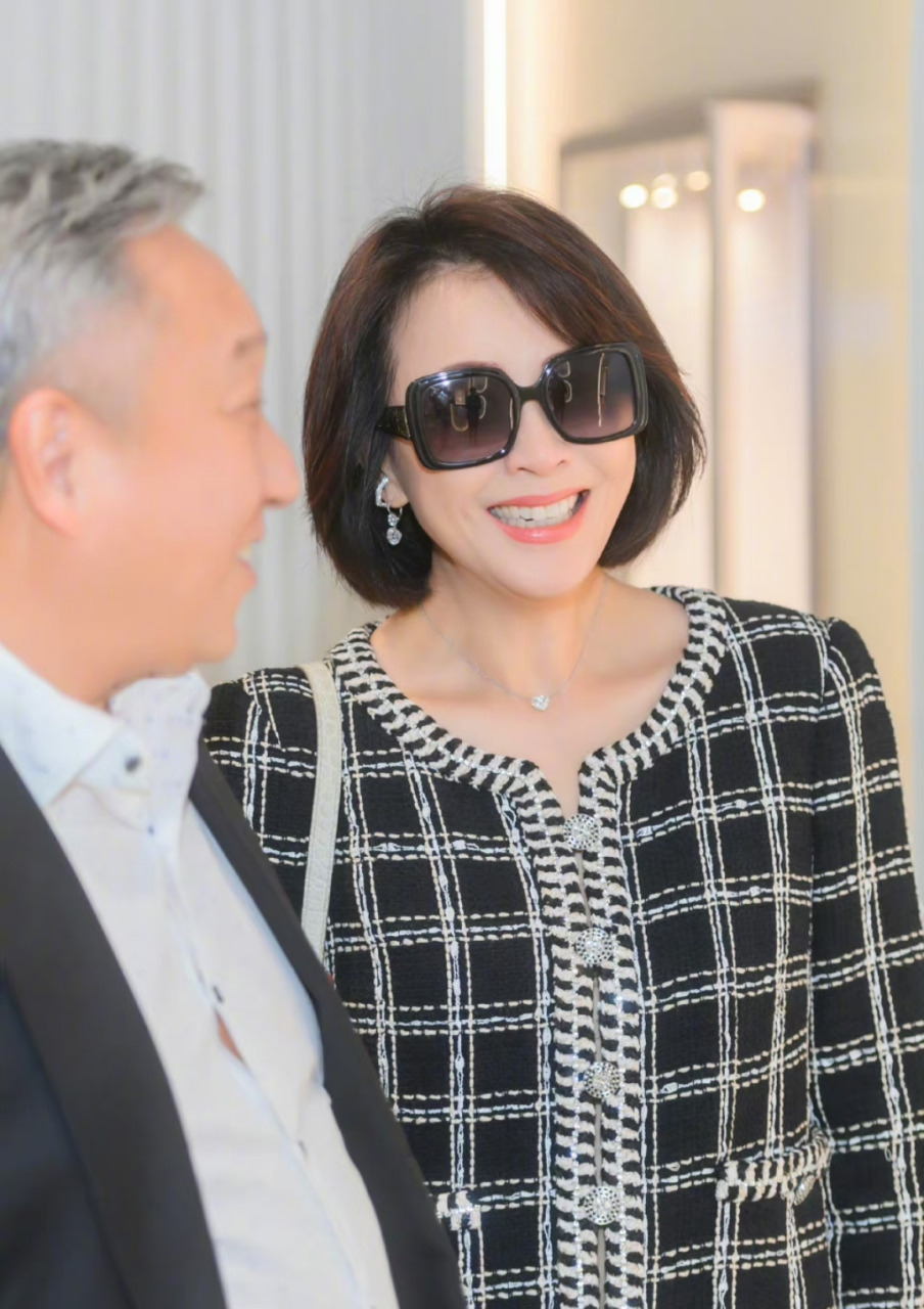 57岁的刘嘉玲还是那么美,一身小香风套装,搭配利落短发,优雅干练,大方