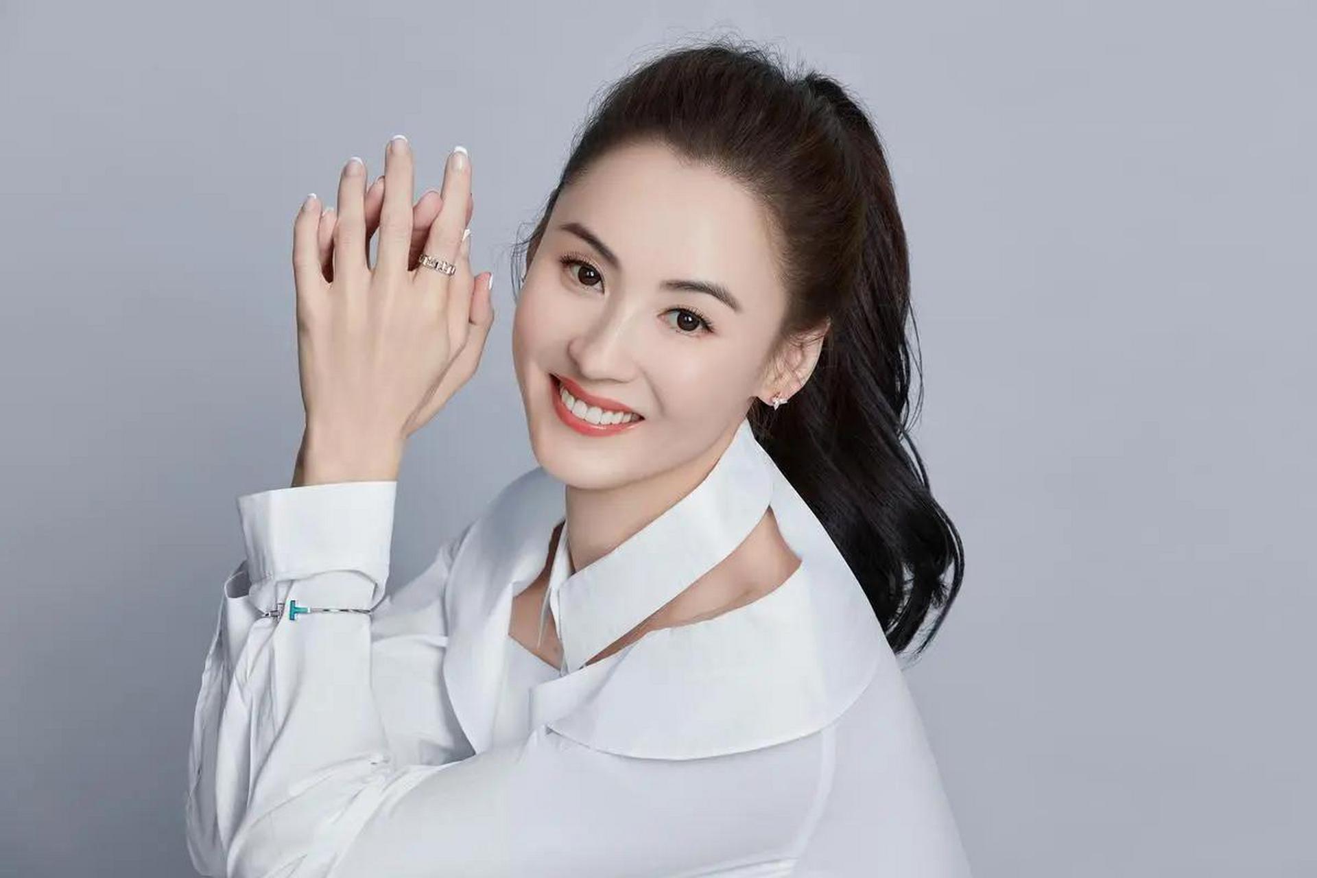 张柏芝如今谈对象不看颜值,主要还是看对方的经济水平,她三胎孩啄的