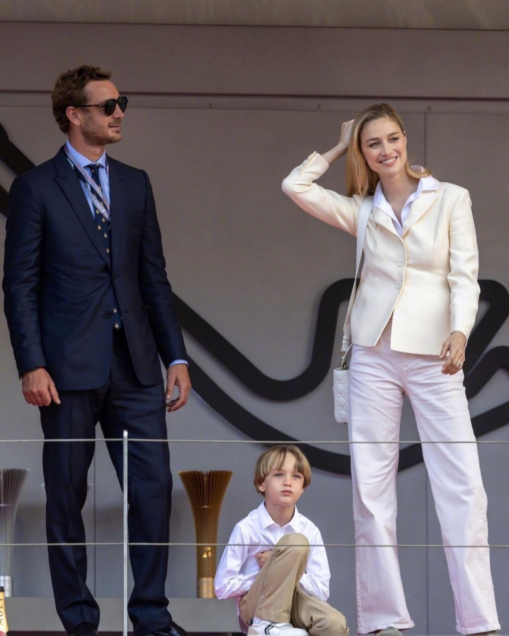 最近摩洛哥皮埃尔王子一家照片出圈,其中36岁的碧翠丝王妃身上的老钱