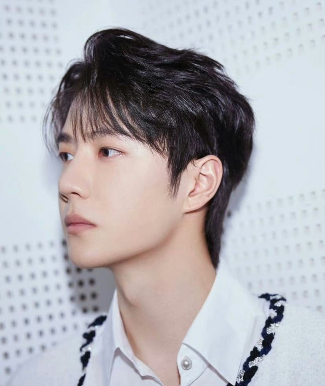 王一博白色小香风造型花絮