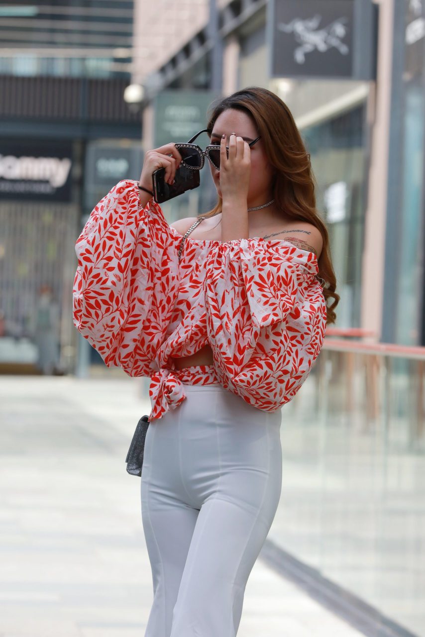 白色紧身裤美妇人#时尚穿搭# #遇见好身材# #完美臀部