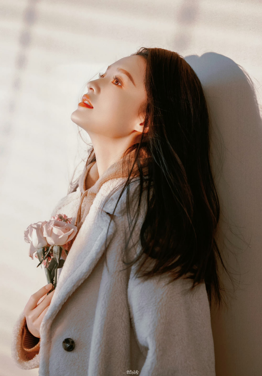 李沁穿大衣好美