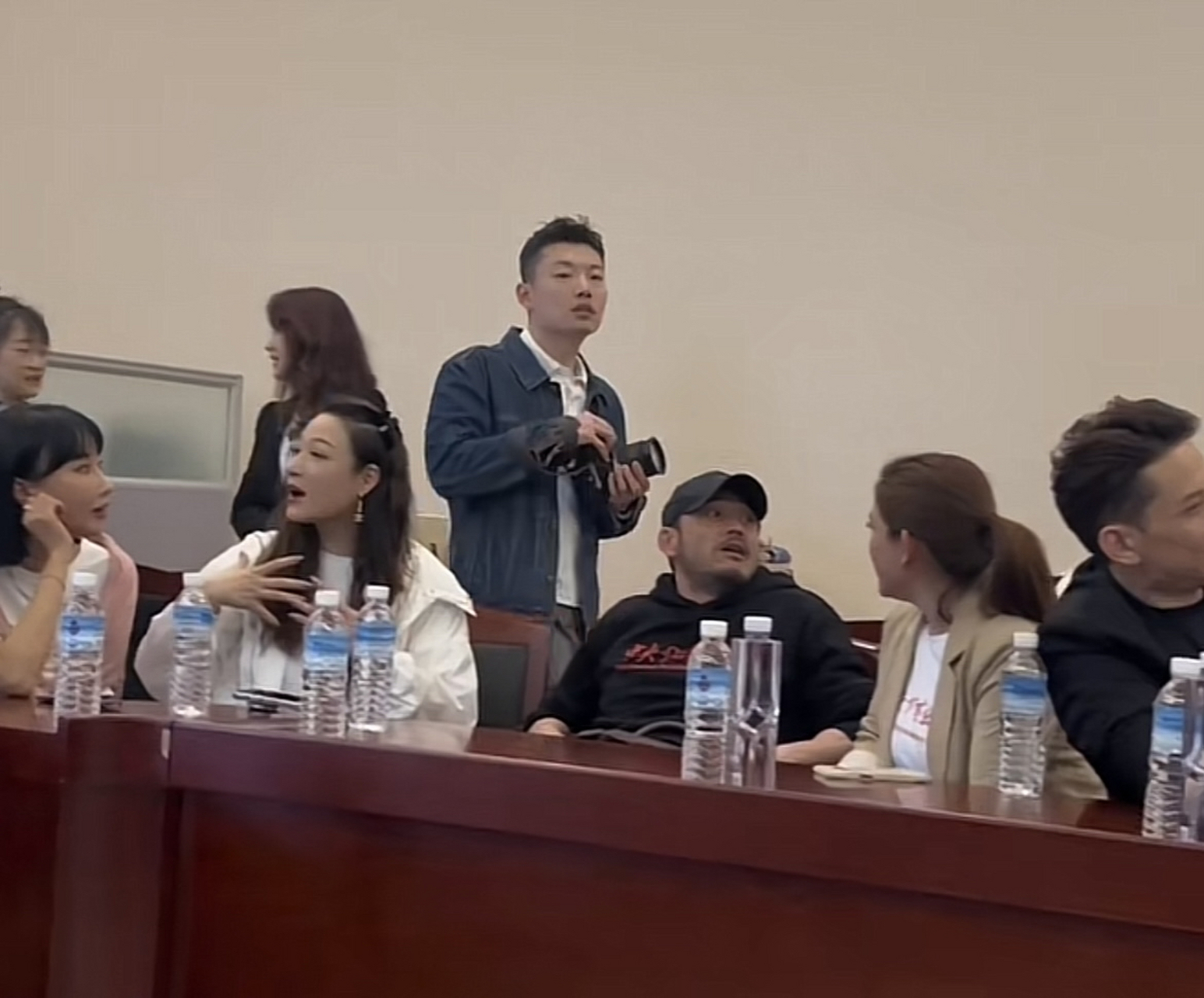 笑疯了,杨烁在同学聚会上也太放飞自我了.