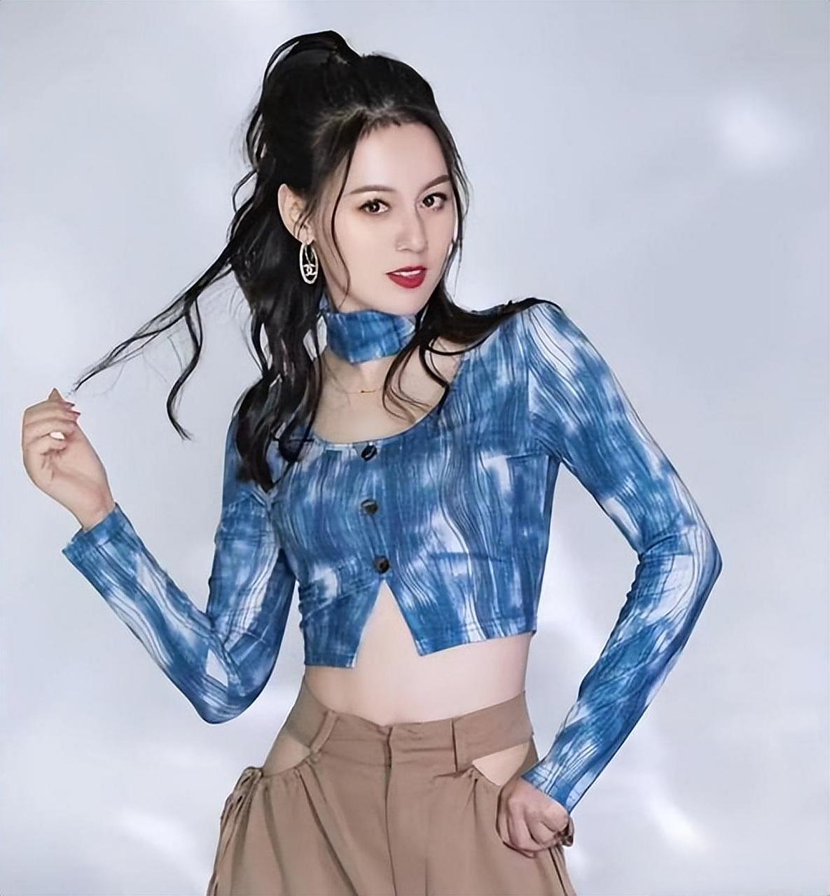 湖南省益阳市最新女富豪揭晓: 唐艺(曹世晶),1983年生于湖南益阳,毕业