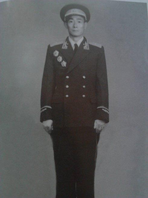 昆明军区副司令员查玉升饭店遇歹徒挑衅,将军说:知道我是谁吗?