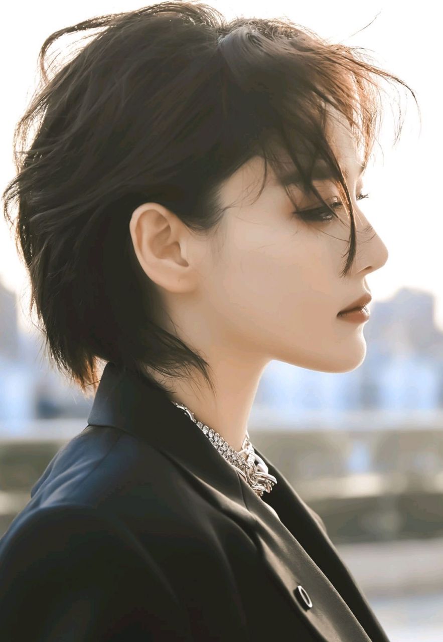 张馨予,短发太帅了!