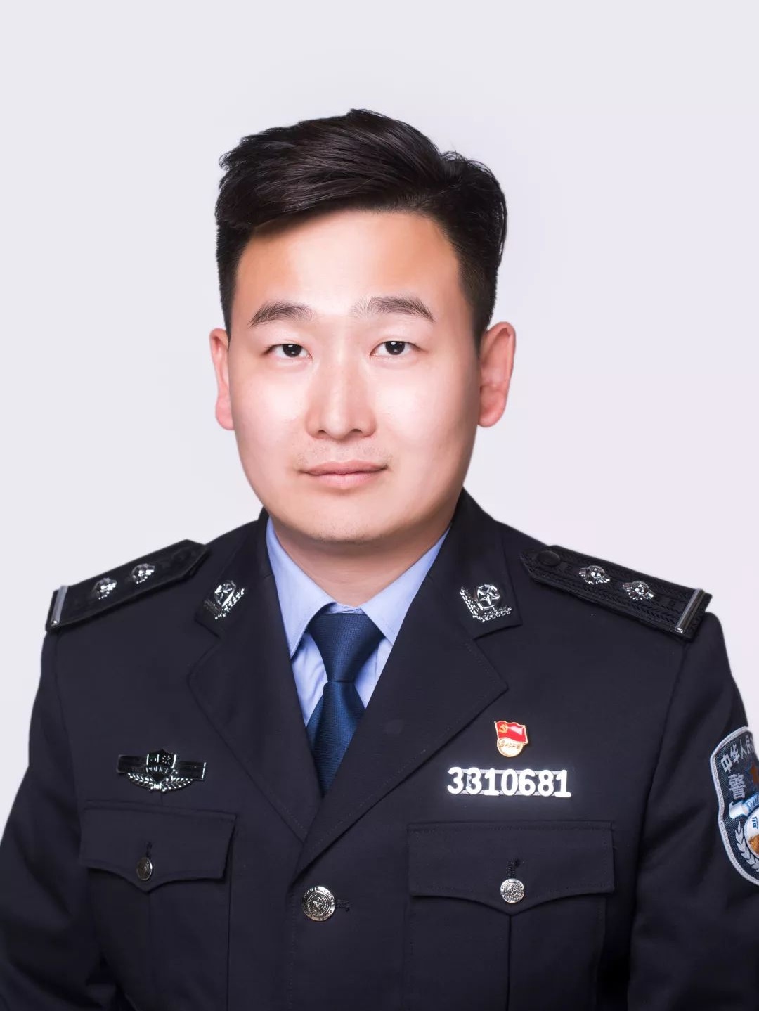 警察救援现场 那天晚上,我独自走在寂静的街道上,心里有些许的恐惧