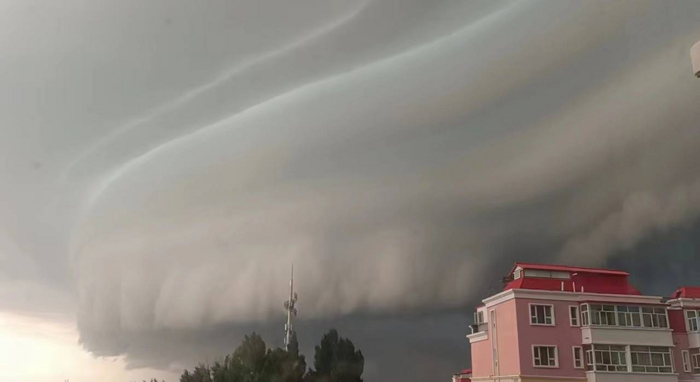 近日,新疆塔城强对流天气后,天空出行超级单体风暴云,场面壮观,宛如