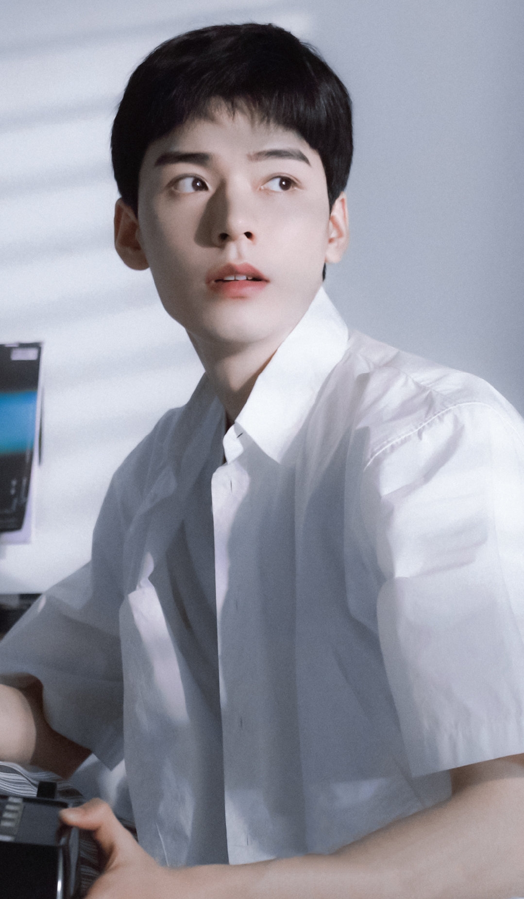 龚俊白衬衫图片:俊俊子身上有光啊