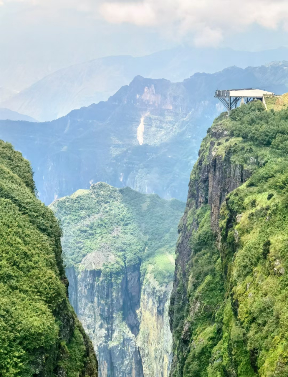 昭通鸡公山大峡谷,是云南非常特别的一个景点,这里是原生态的风景区