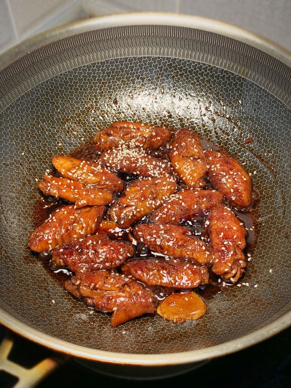 《可乐鸡翅》做法步骤  连吃一周也不腻09 食材:鸡中翅,可乐,姜片