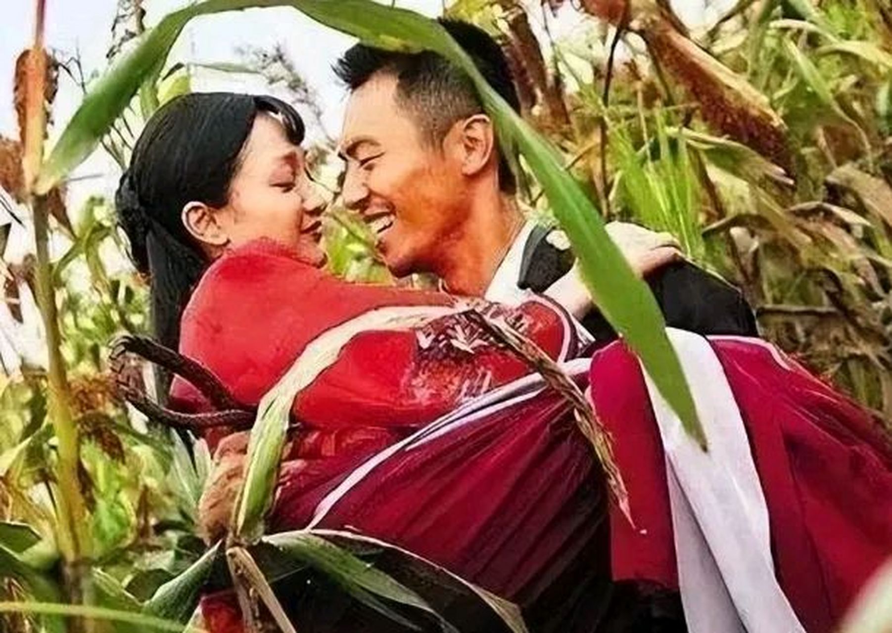 2013年,在拍摄《红高粱》时,朱亚文将周迅压倒在高粱地里,忽然周迅
