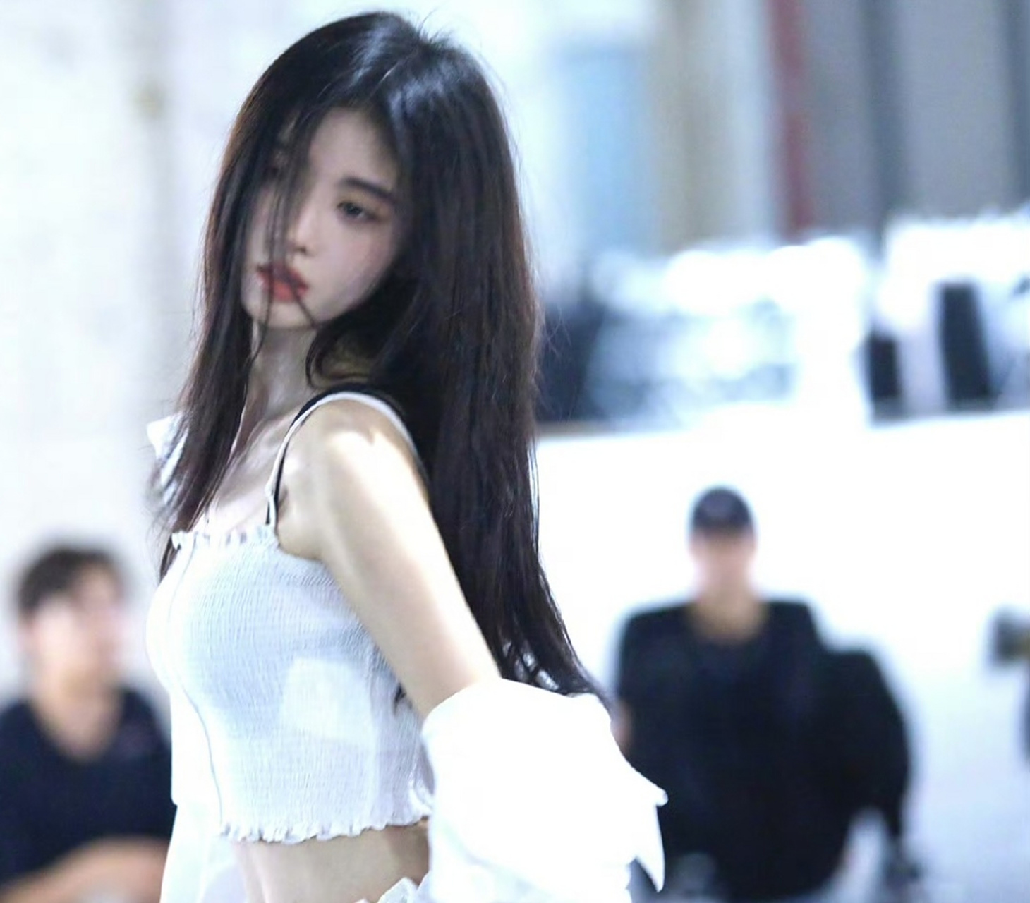 鞠婧祎拍完戏又有新工作,她回到练习室跳舞彩排,到晚上才收工,对事业