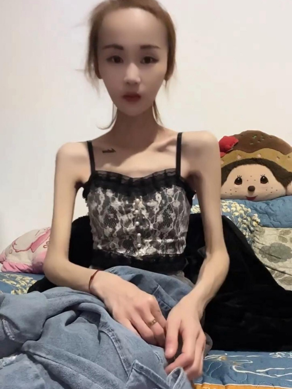 其实男人大多喜欢微胖的女生,并不喜欢骨瘦如柴的.