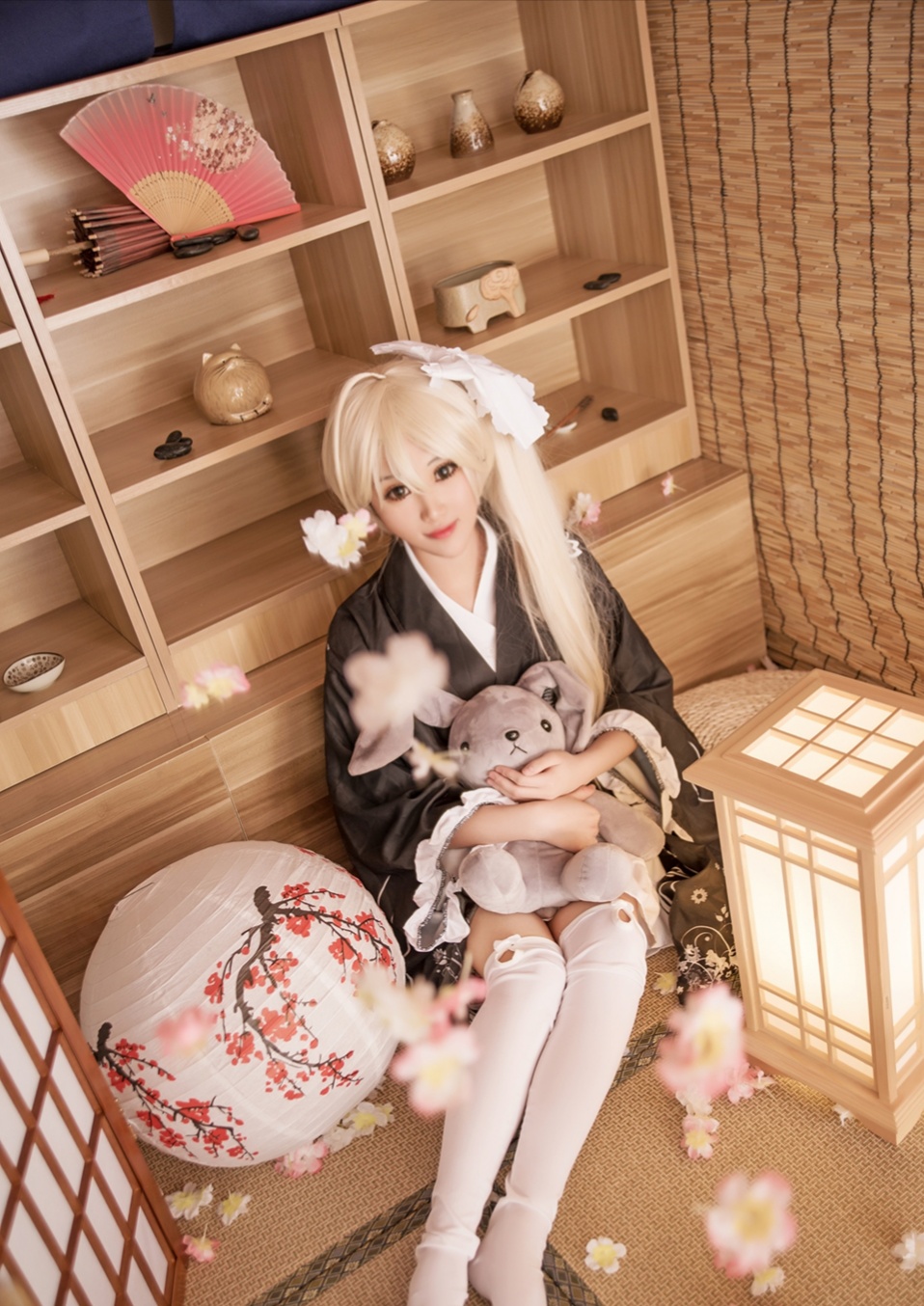 cosplay:头发梳成单边侧马尾的春日野穹,黑浴衣配"白丝",真美