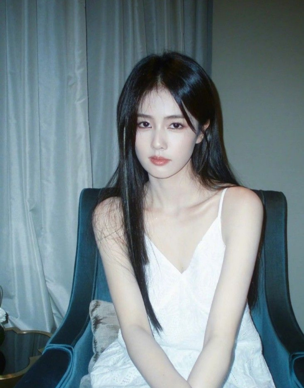 白鹿美照,时尚达人,各种各样的穿搭都能穿出风格,让人惊艳.