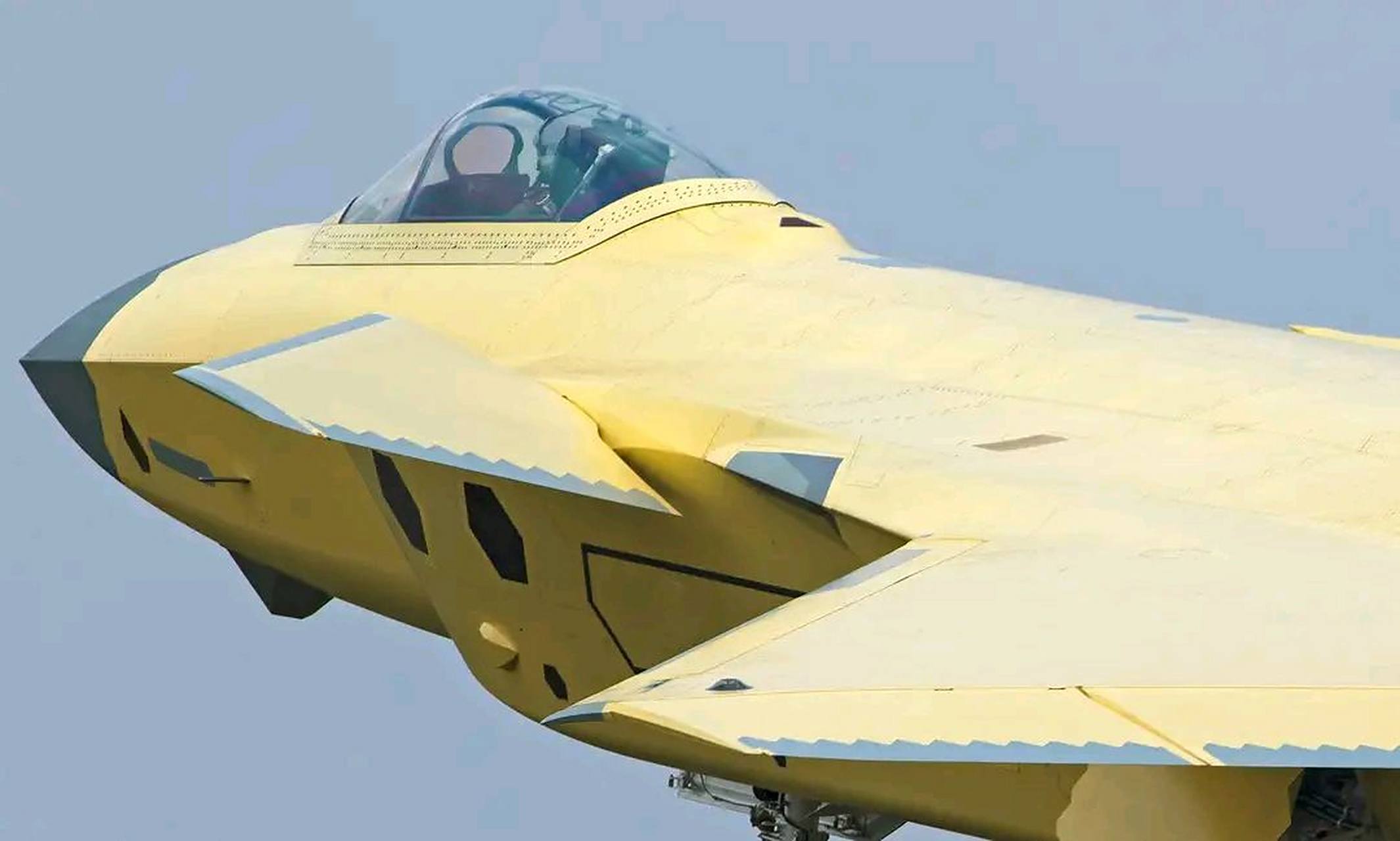 我国的初代歼20a战斗机的续航里程已经从4000公里一跃涨到了6000公里