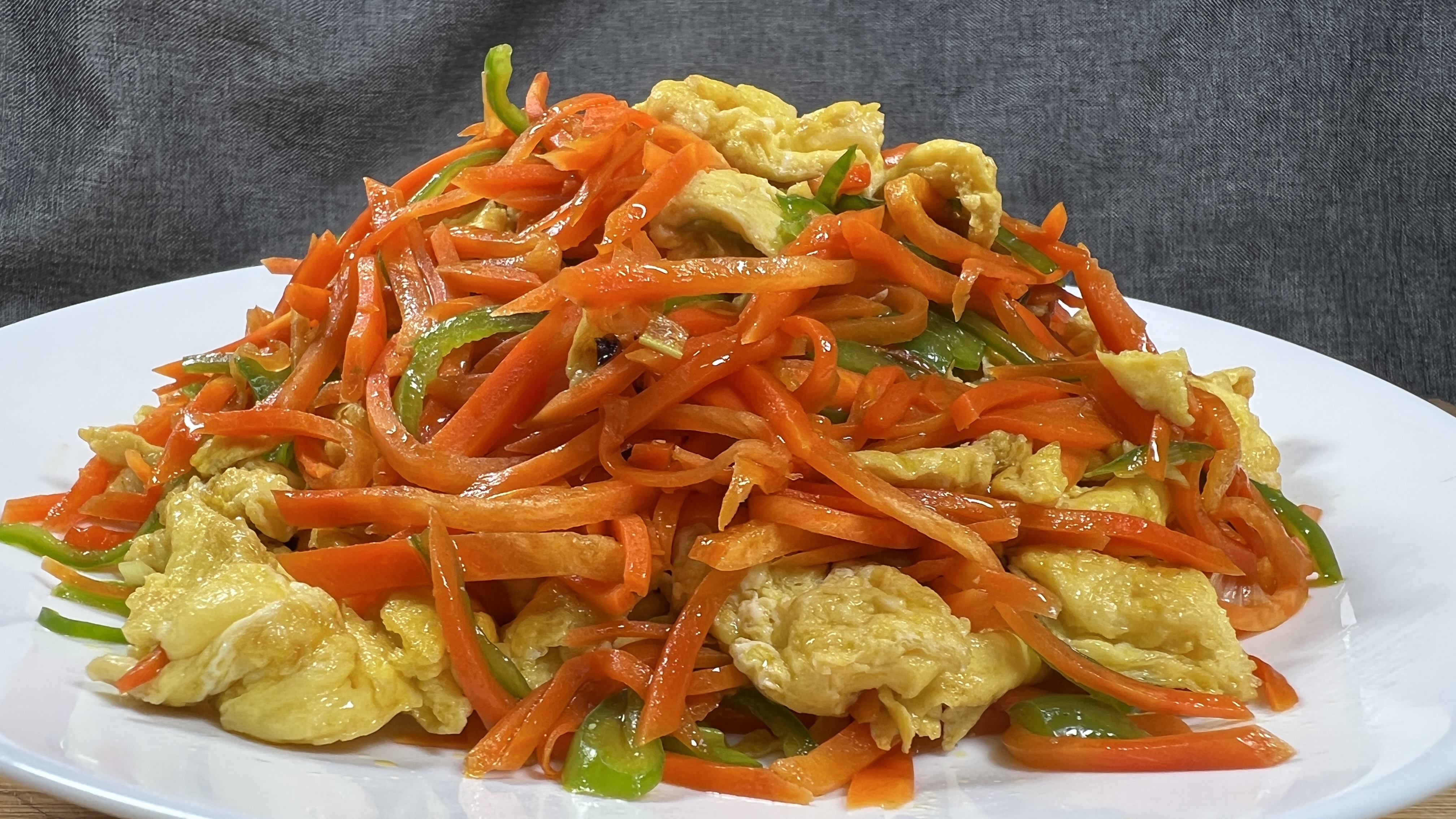 胡萝卜炒鸡蛋先炒鸡蛋还是胡萝卜?教你正确做法,营养鲜香