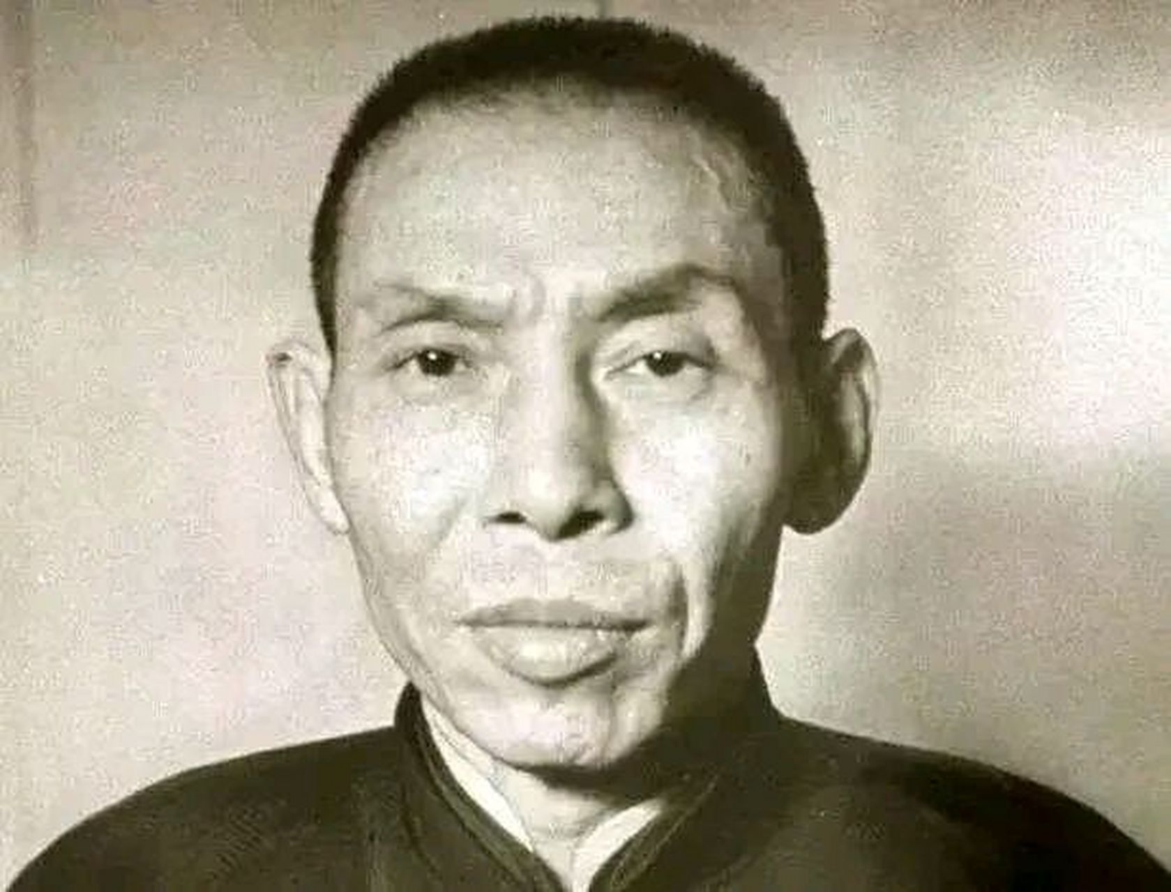 冯小刚跟杜月笙是有几分像,这两张照片相似度在80%.