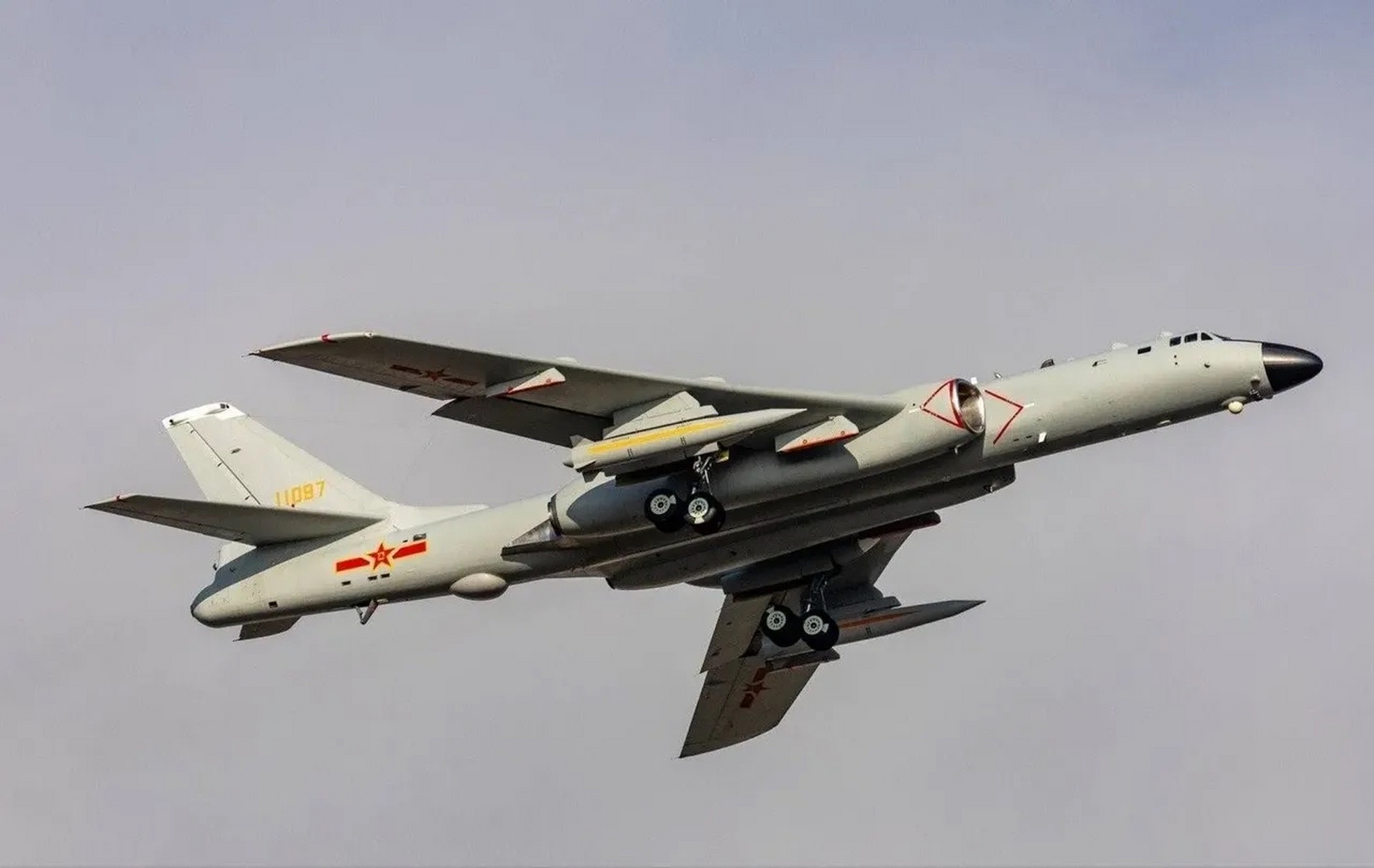 5米的第四代有源相控阵雷达,辅以多通道光电设备吊舱,可以让轰六k在