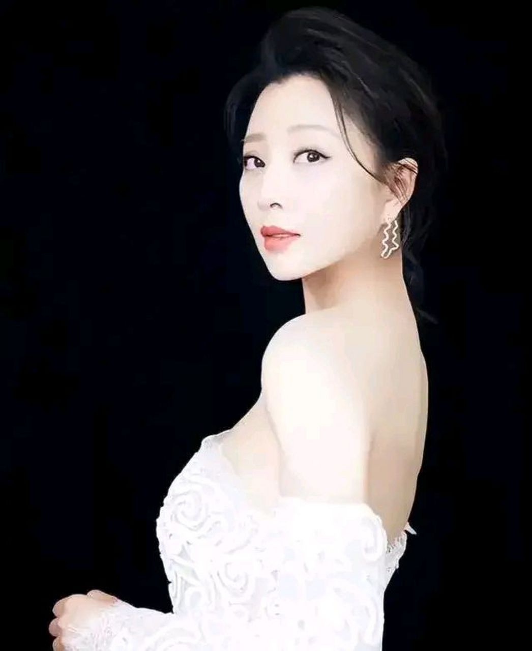 殷桃"丰满"的身材真的很吊人胃口,她穿着一条开叉的裙子,领口一直到