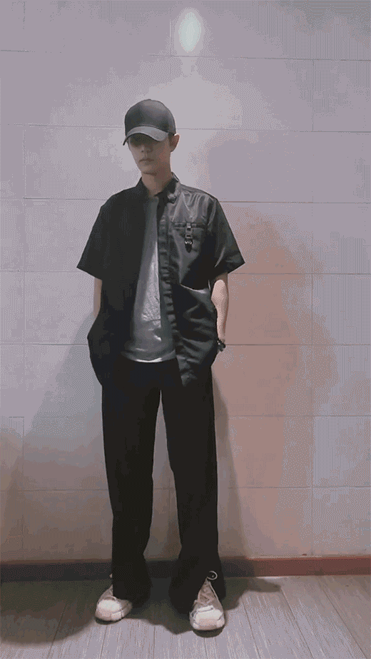 肖战轻松登上世趋!开场乖乖坐地上,第一次摘帽变装却不值热搜?