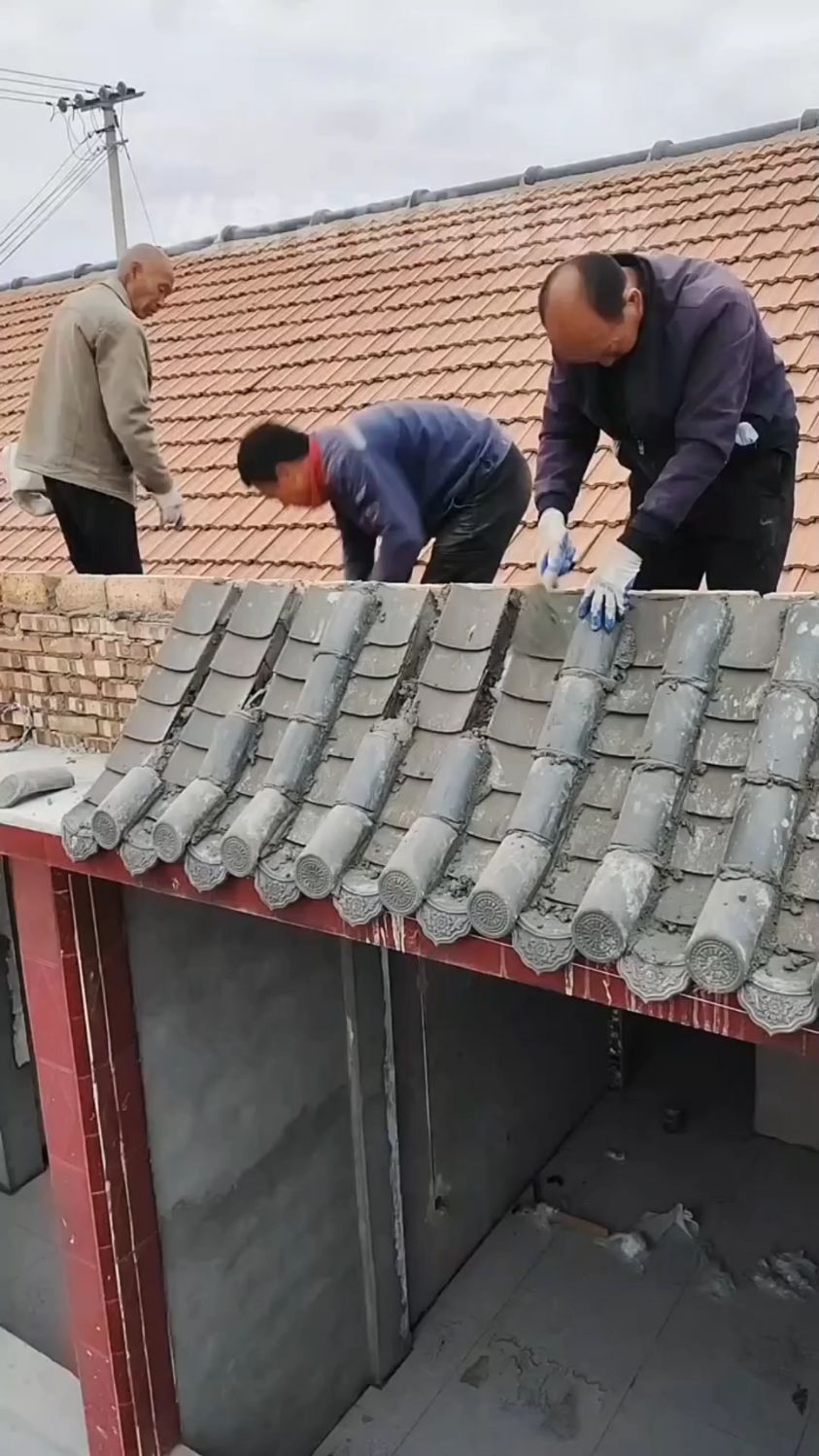 围墙小青瓦施工中