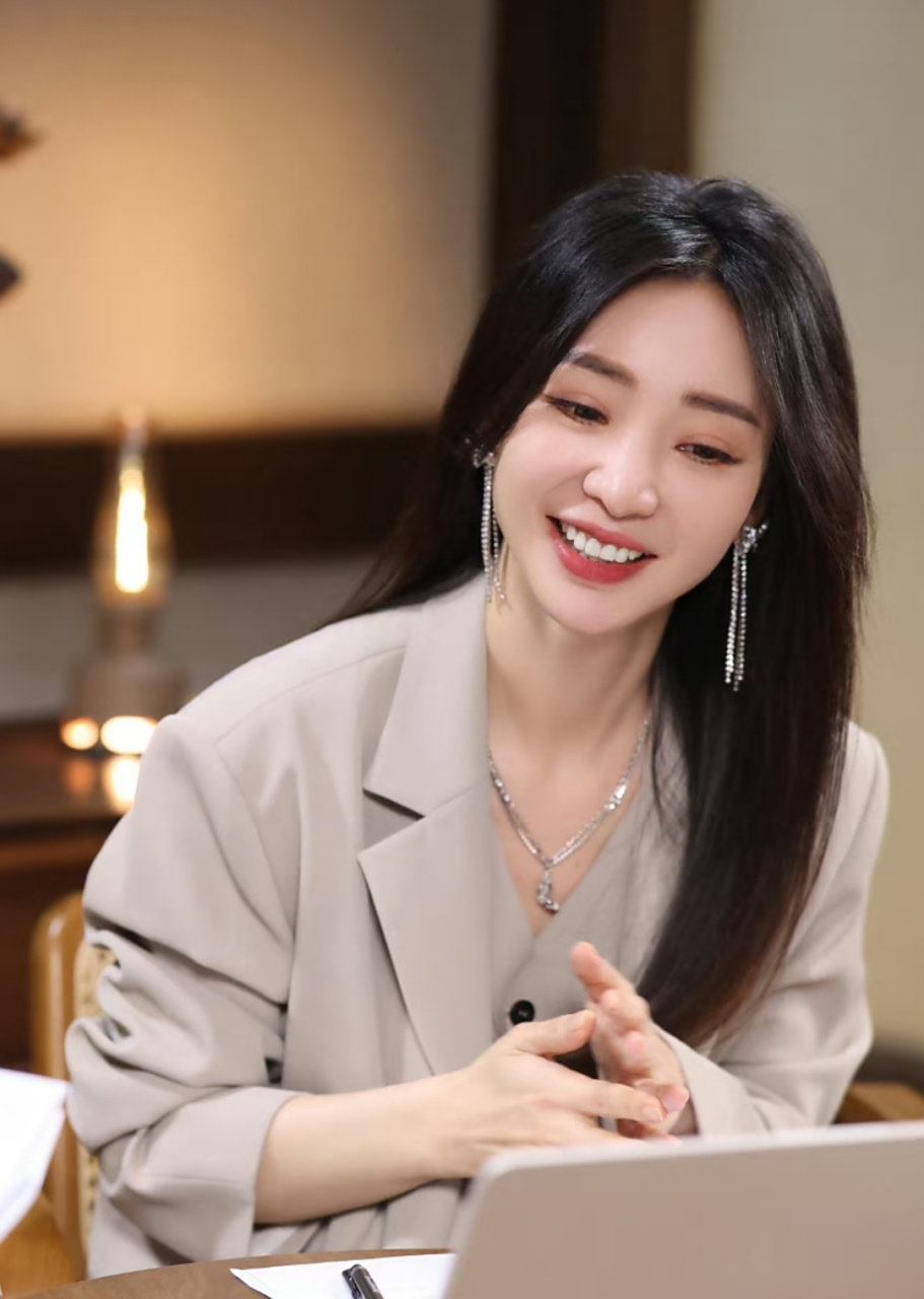 柳岩录制新综艺,换上宽松西装,披着长发,又切换到主持人的模式,气质