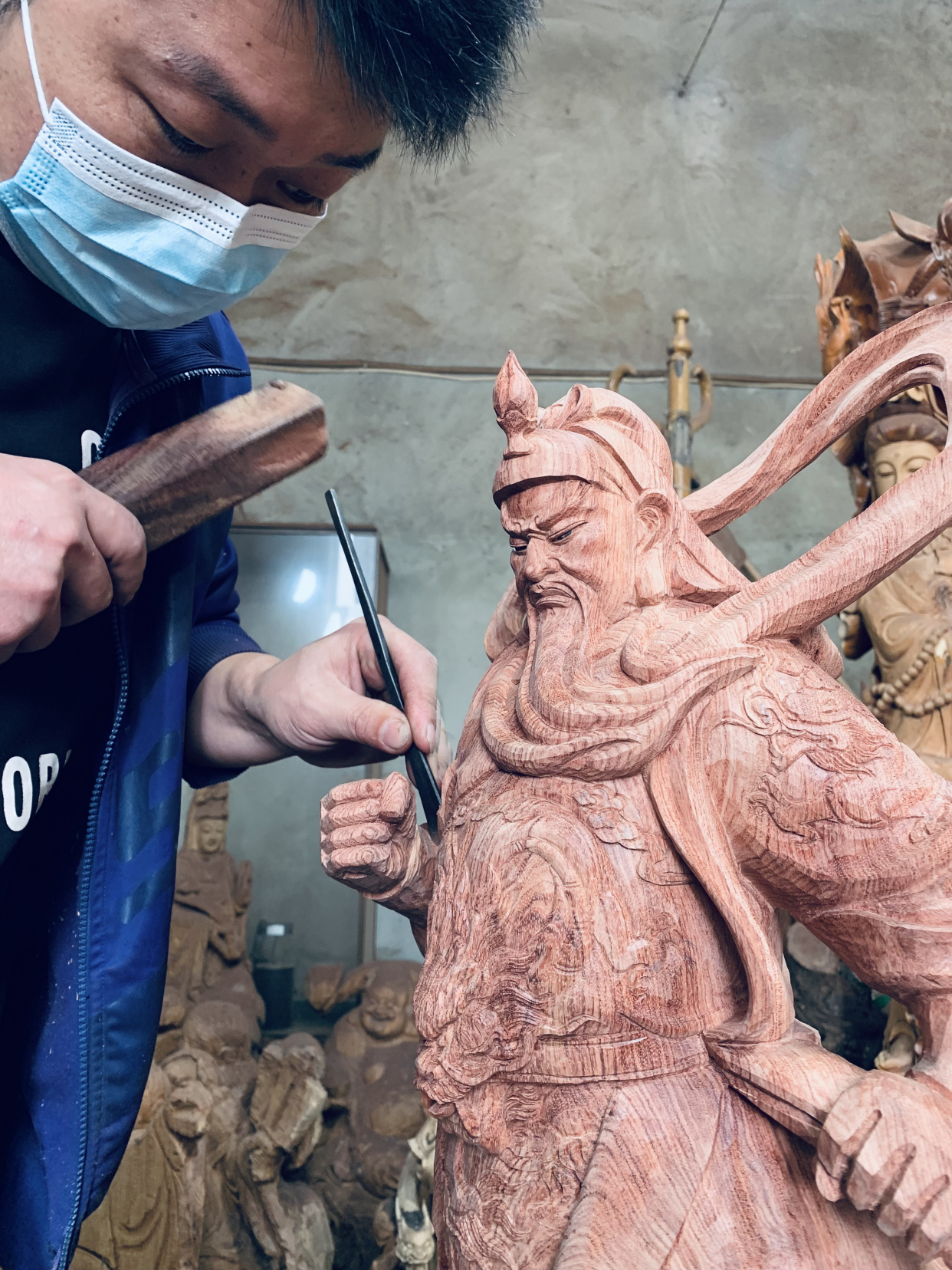 雕刻关公师傅是专业的木雕摆件