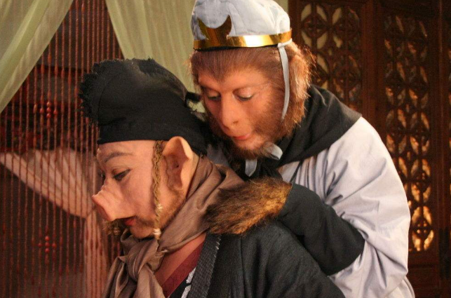 猪八戒背媳妇,这段戏差点要了马德华半条命,还憋了一肚子火