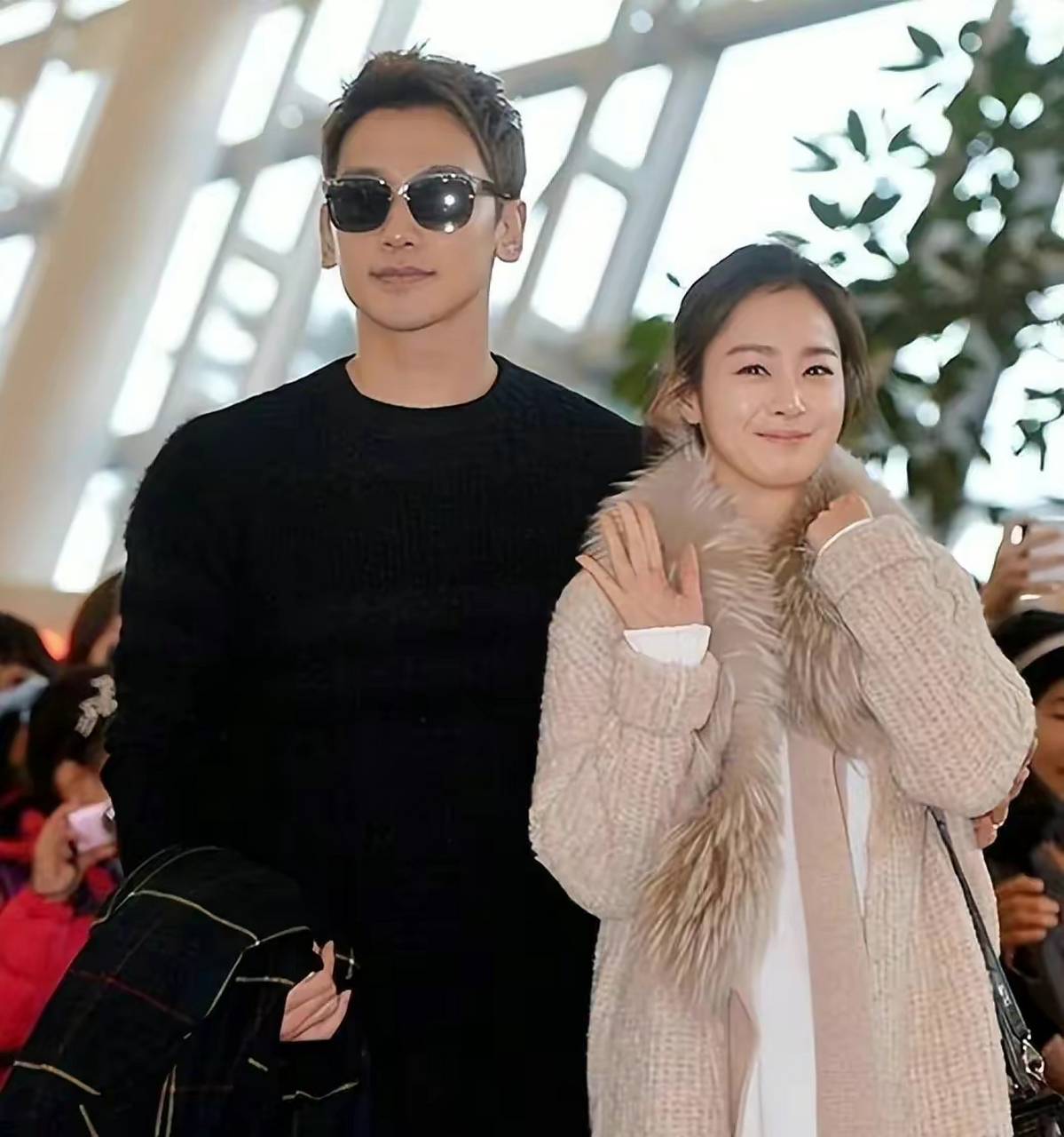 近日,rain和金泰熙夫妇被网友在美国洛杉矶偶遇,他们接两个孩子放学