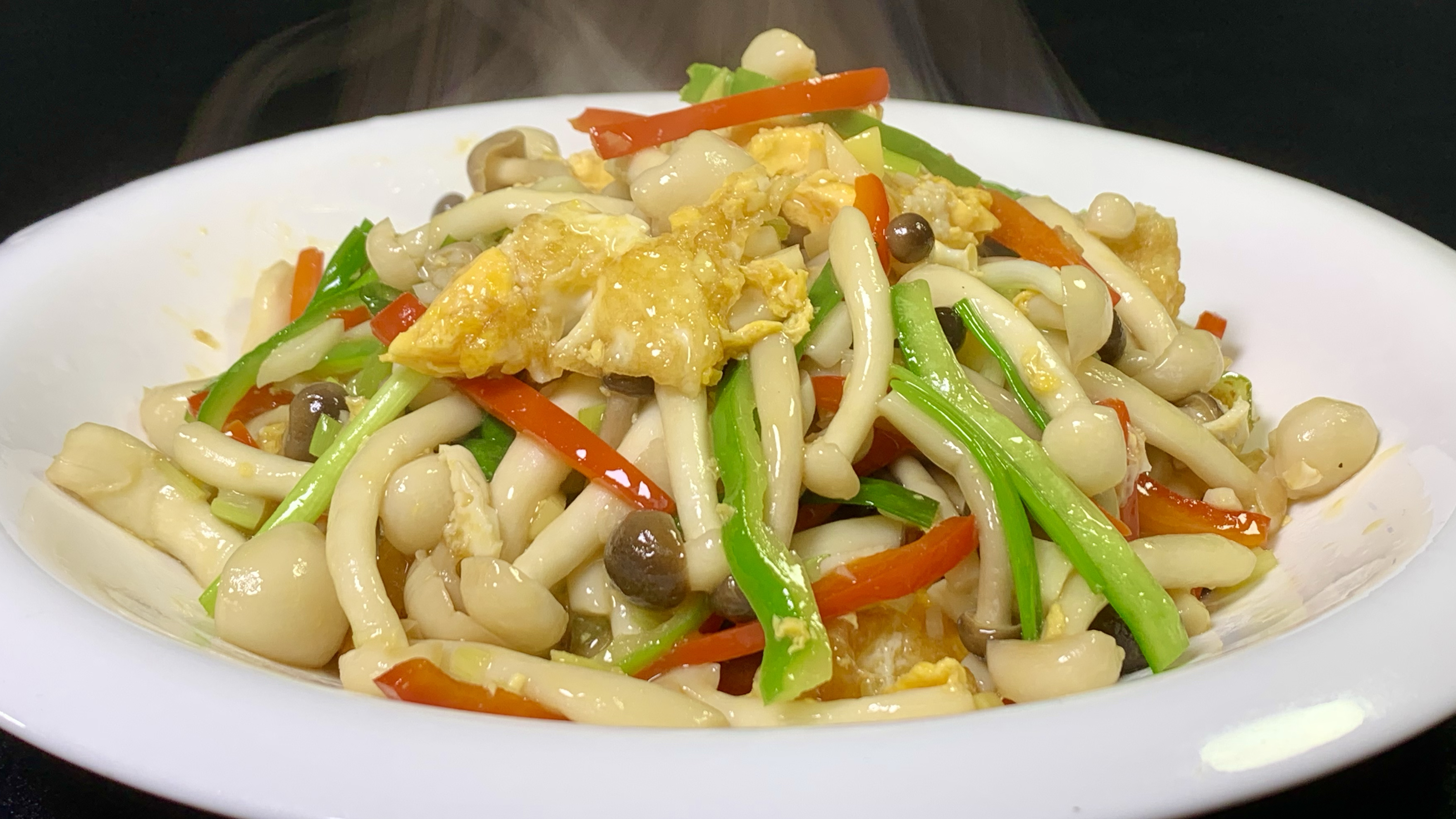 万万没想到，鸡蛋和蘑菇一起炒这么好吃，嫩滑爽口，营养又下饭