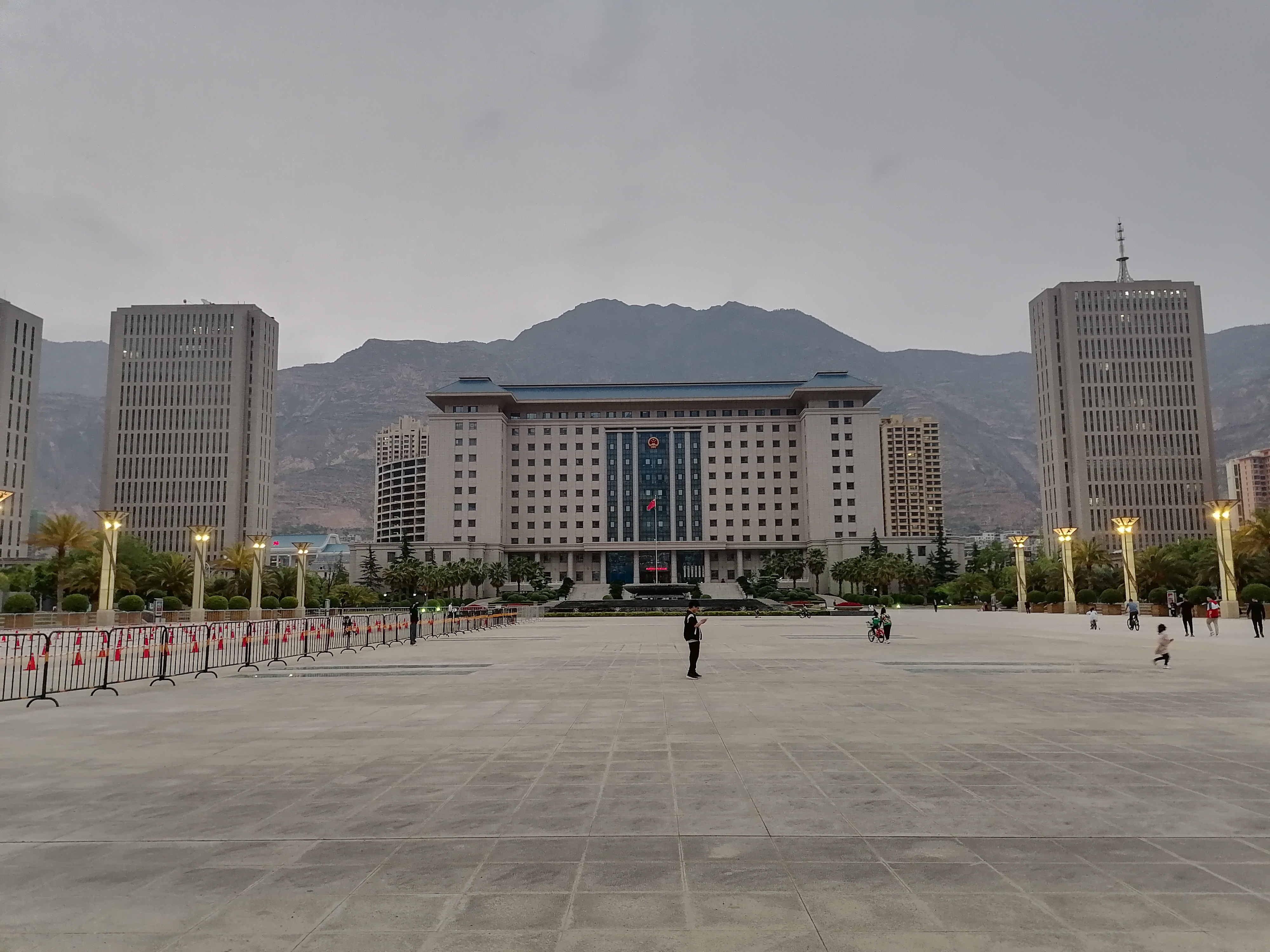 没有围墙和围栏的市委市政府大院,除了甘肃陇南市,还有哪里?