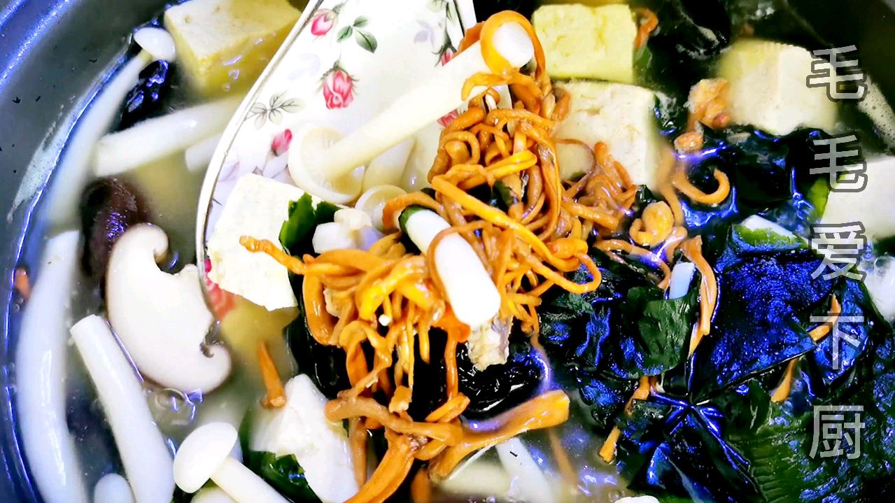 菌菇汤的家庭做法,两分钟教你做汤白味鲜的清肠菌菇汤,低卡营养