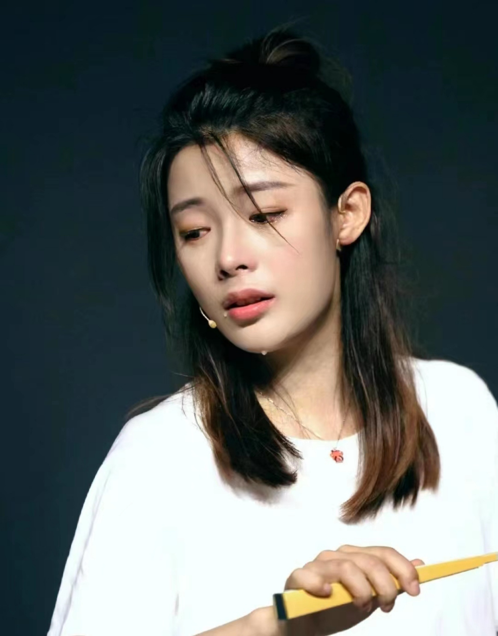 90后越剧小生陈丽君这几天简直俘获太多人的芳心了.  他的一举一动,还