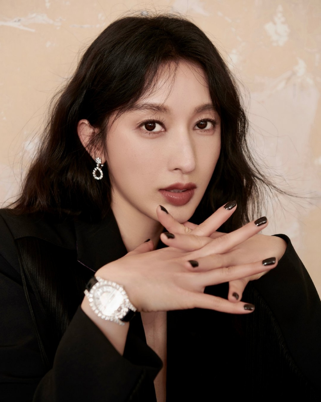 张俪# 一袭深v西装与流苏白裙碰撞,刚柔相济,甜美酷飒,雪肤玉貌,庙