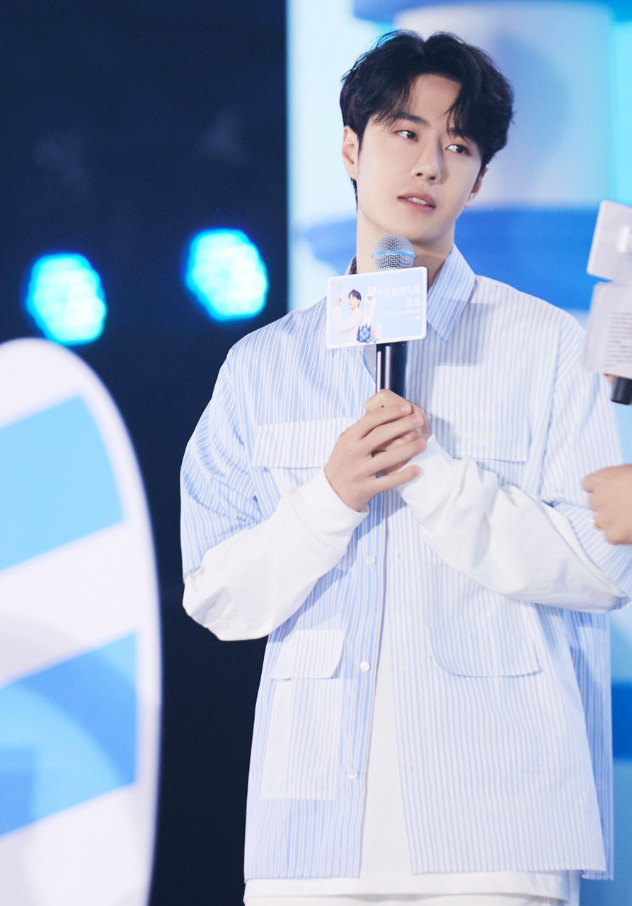 看近期的纯甄见面会,发现王一博的头发留长了,突然有点梦回王天天时期