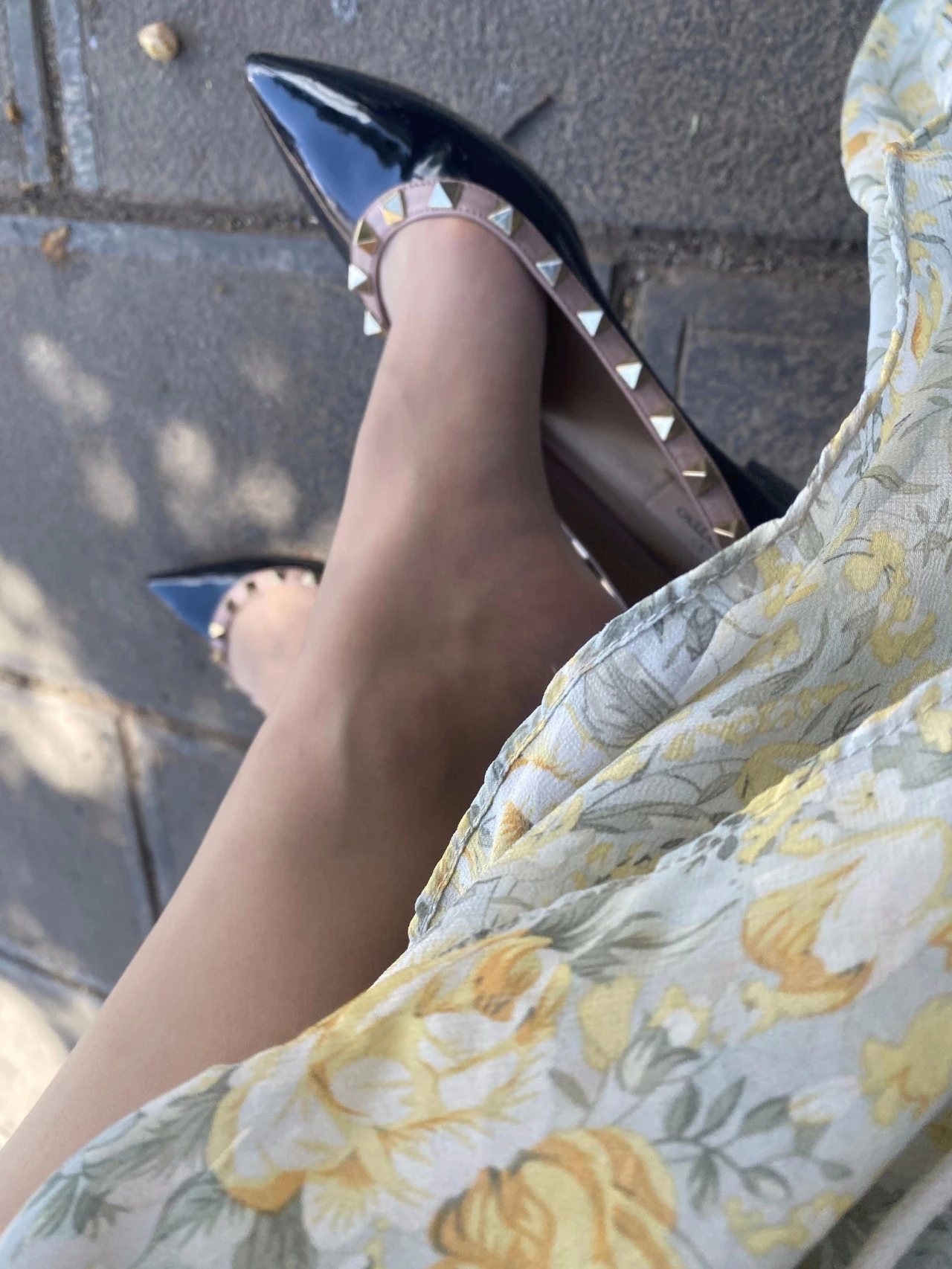 0d超薄肉丝,搭配铆钉平底鞋,这个夏天的无敌搭配