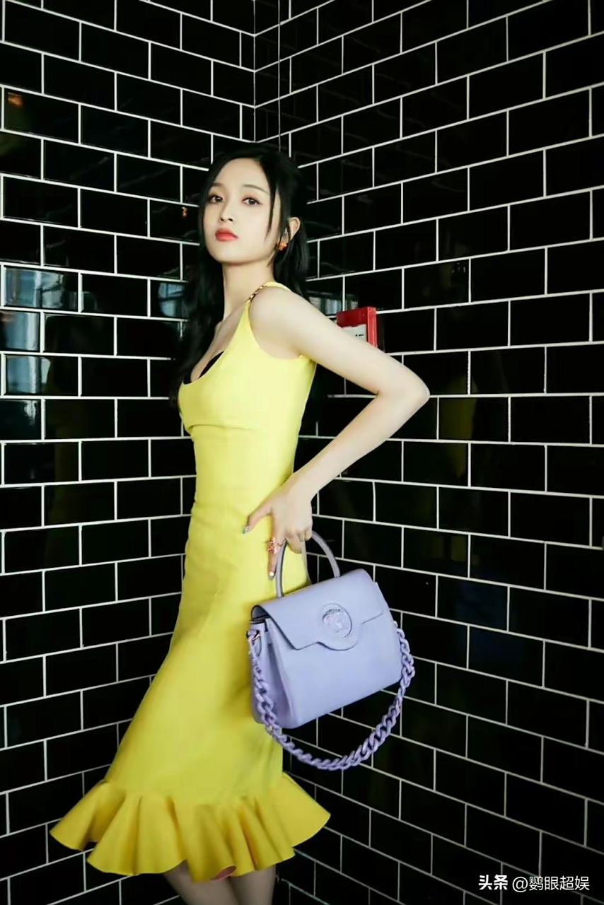 吴宣仪抹胸黄色连衣裙写真,阳光下的美少女