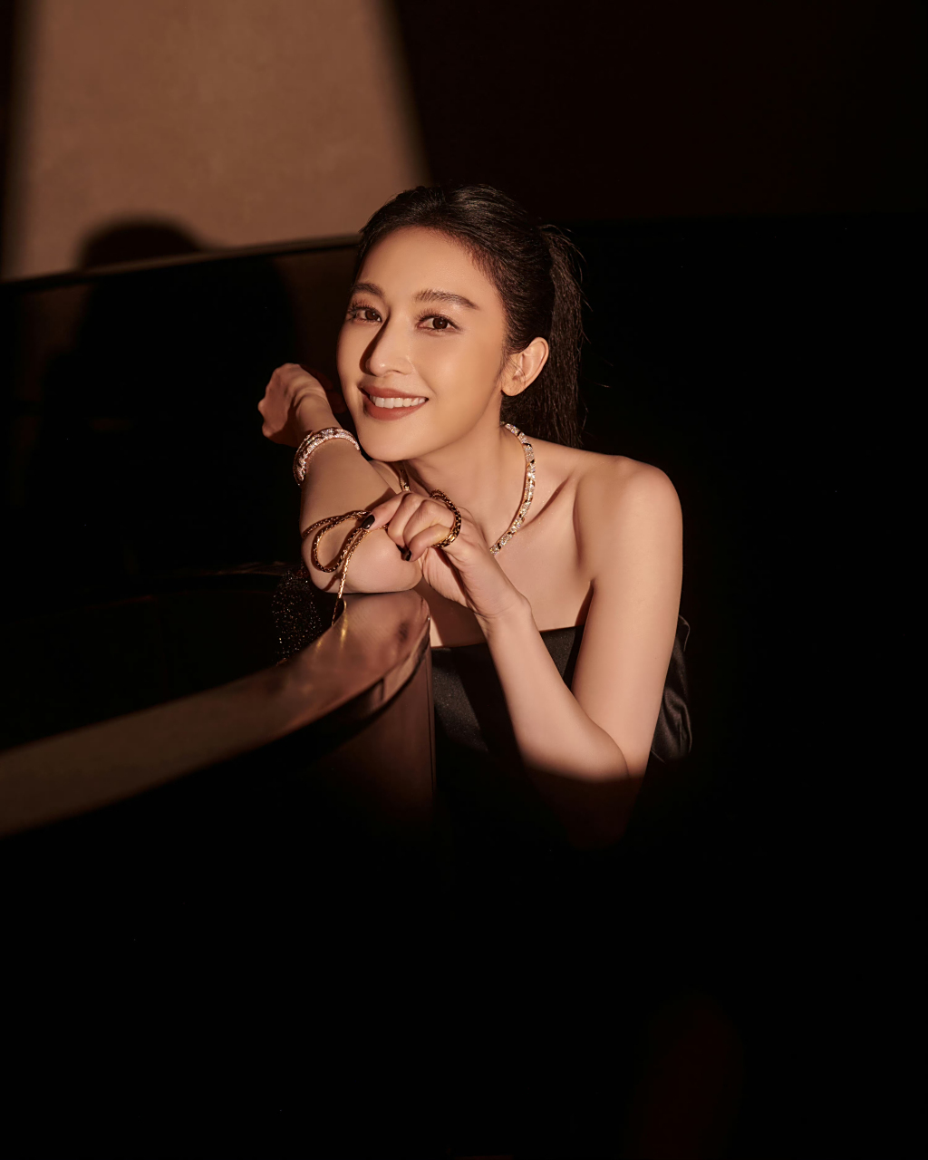 张俪性感的高开叉礼服