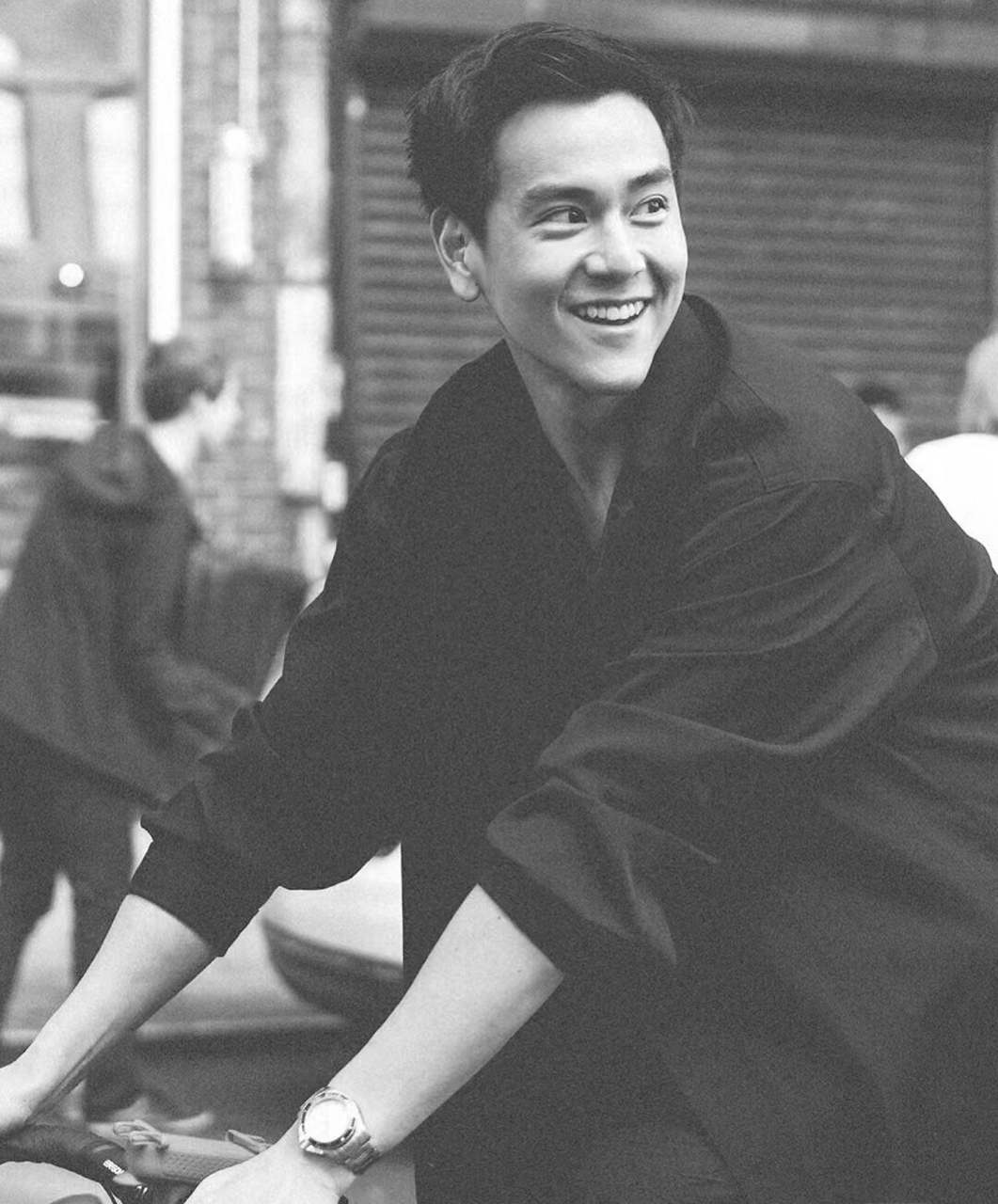 彭于晏是ww出生,国籍是加拿大,常年住在日本,来中国内地拍戏.   2.