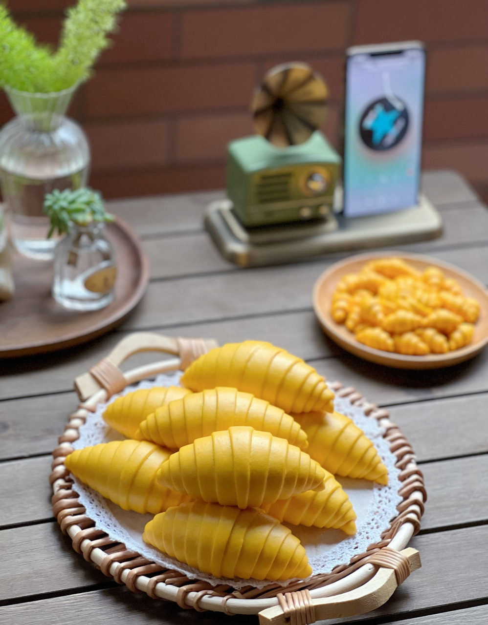 南瓜牛角馒头 材料: 面粉300克,长南瓜蒸熟压成泥取180克,糖10克,酵母