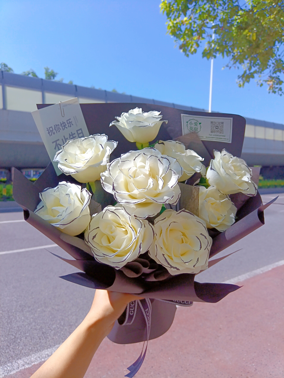 白玫瑰花束 画上眼线 变成另一种感觉