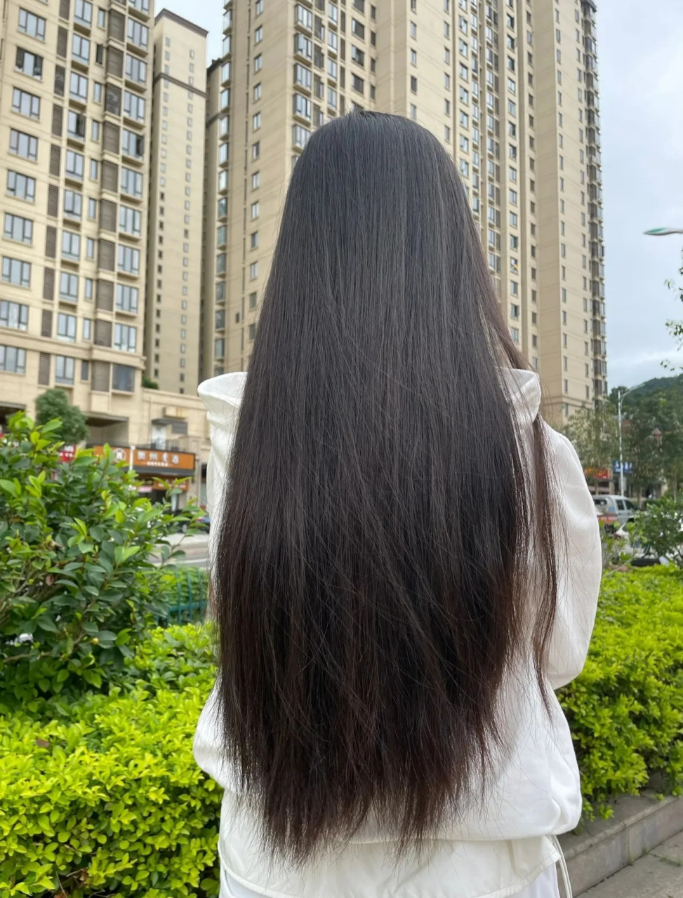 乌黑柔顺的秀发,是一个女孩最美丽的标志了,是青春阳光和甜美的外边